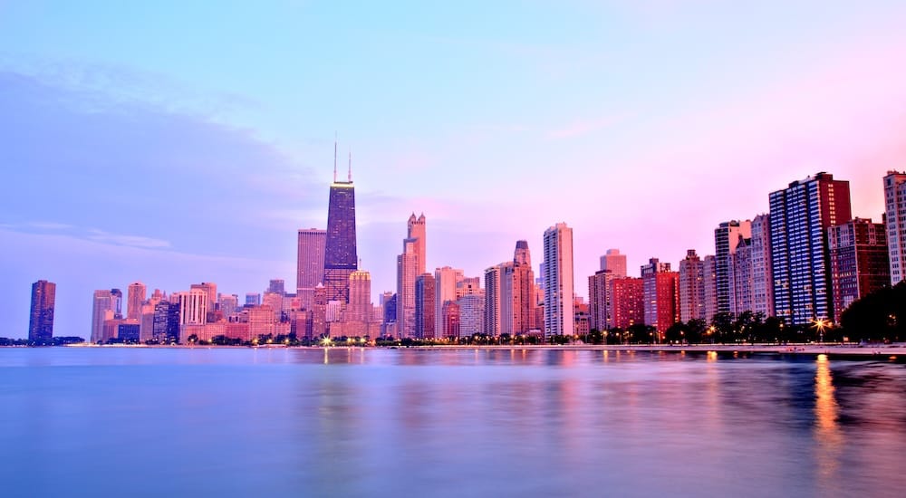 Backdrop of Chicago skyline to inspire moving guide to illinois